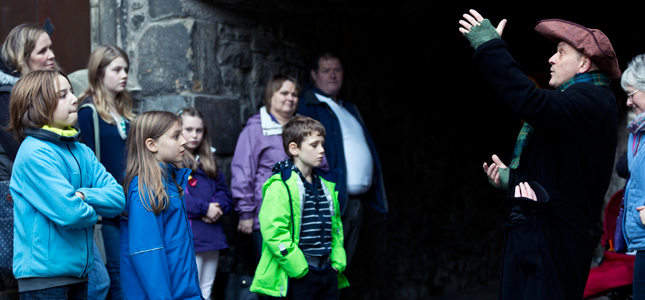 Ron Fairweather of Macastory leading a family tour of Old Edinburgh